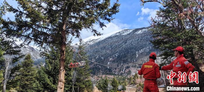 正在進行斜向救援。　西繞拉翁 攝