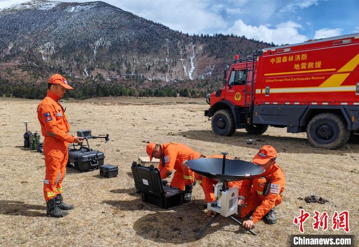 正在進行通信通聯(lián)訓練。　西繞拉翁 攝