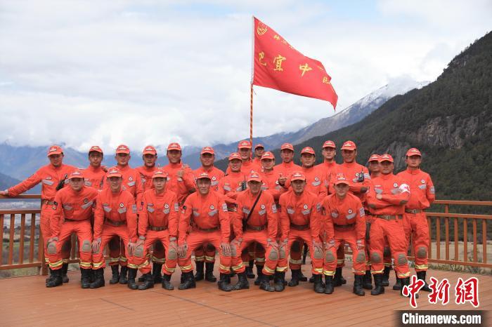 合影留念?！∥骼@拉翁 攝