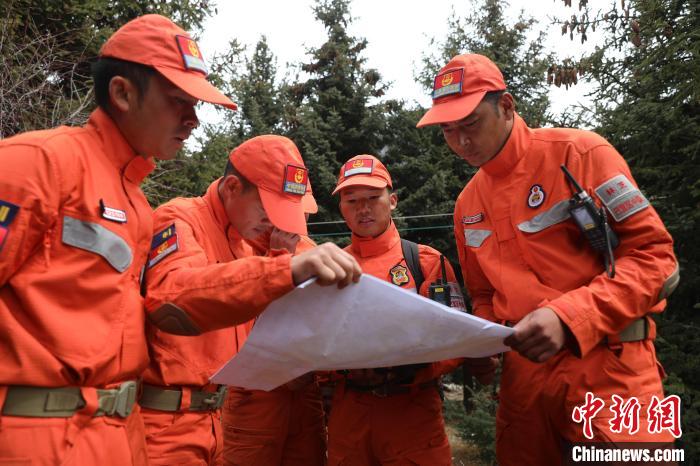 指戰(zhàn)員正在進行地形勘察?！∥骼@拉翁 攝