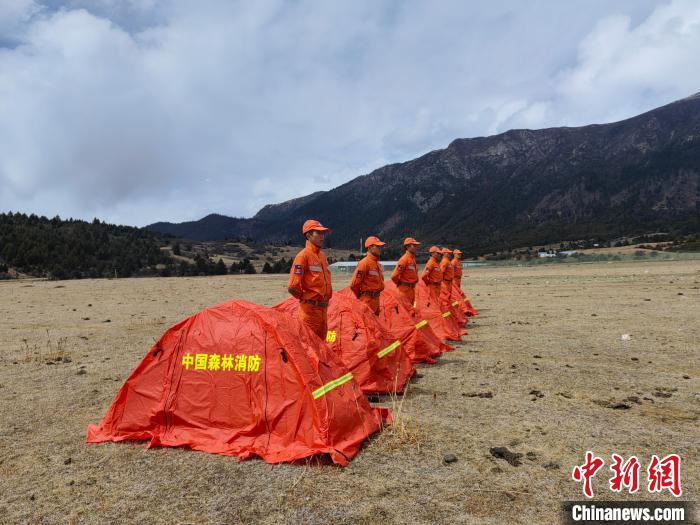 正在進行帳篷搭設?！∥骼@拉翁 攝