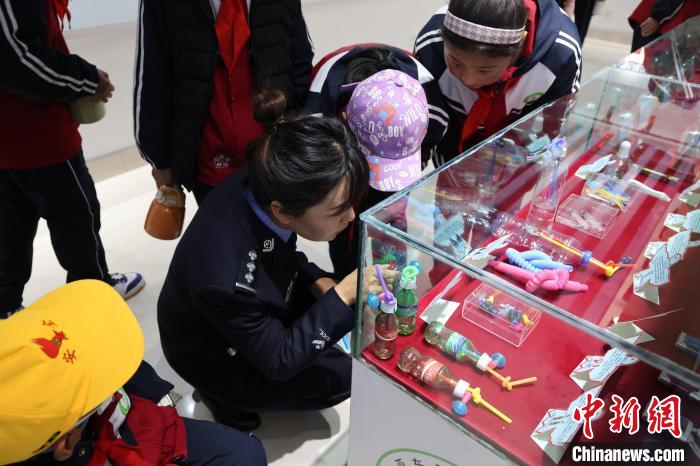圖為亞東邊檢站民警為駐地小學(xué)生開展禁毒教育?！『?攝