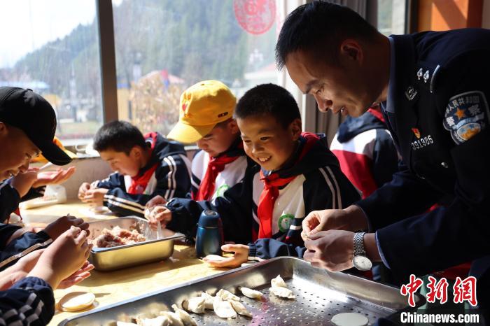 圖為亞東邊檢站民警與駐地小學(xué)生其樂融融包餃子?！『?攝