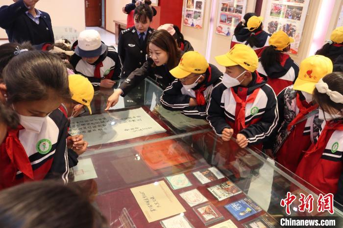 圖為亞東邊檢站民警為駐地小學(xué)生講解該站榮譽(yù)發(fā)展史?！『?攝