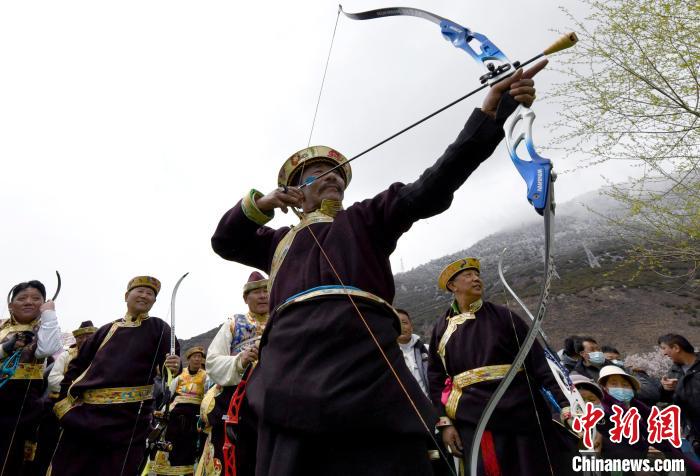 3月28日，選手參加響箭比賽?！±盍?攝