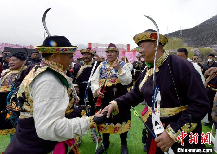 3月28日，選手射中靶心后慶祝?！±盍?攝