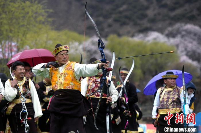 3月28日，選手參加響箭比賽?！±盍?攝
