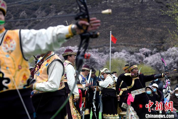 3月28日，選手參加響箭比賽?！±盍?攝