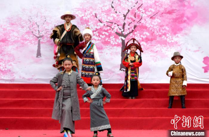 3月28日，西藏林芝第二十屆桃花旅游文化節(jié)開幕式上的文藝表演?！±盍?攝