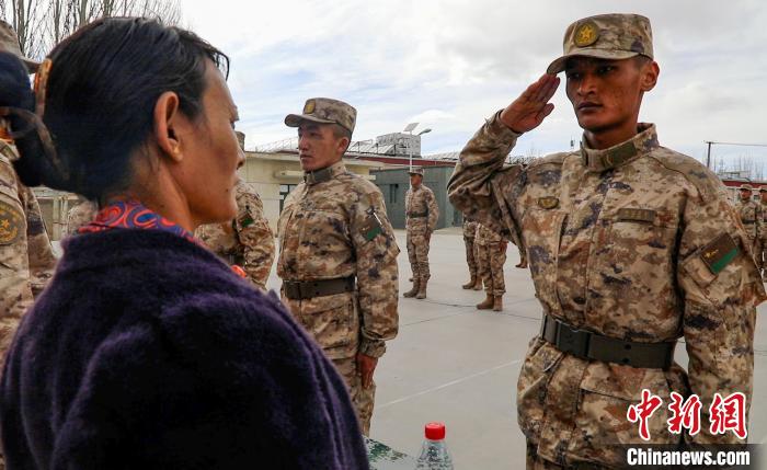 圖為列兵扎西加央向母親敬禮?！詵| 攝