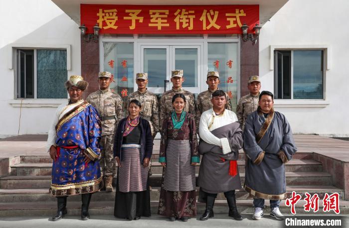 圖為列兵代表與親人合影留念?！詵| 攝