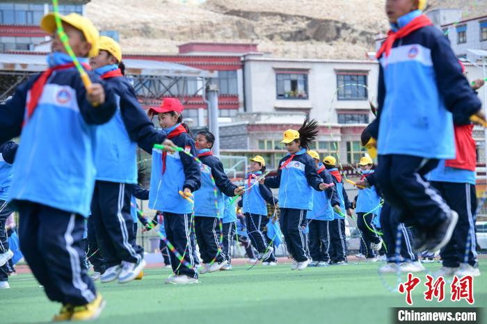 圖為學(xué)生正在練習(xí)跳繩?！∝暩聛硭?攝