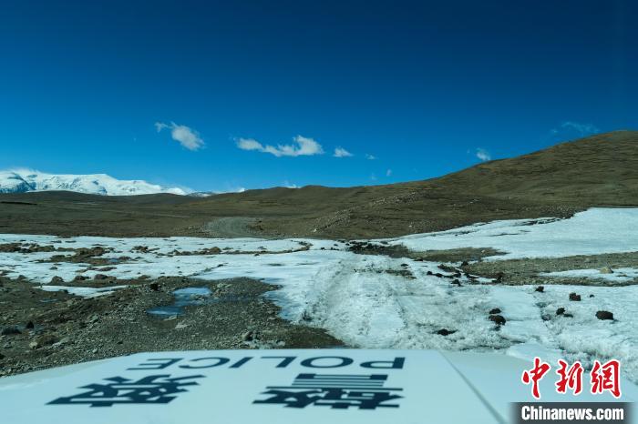 4月5日，普瑪江塘邊境派出所巡邏車通過冰河路段?！〗w波 攝