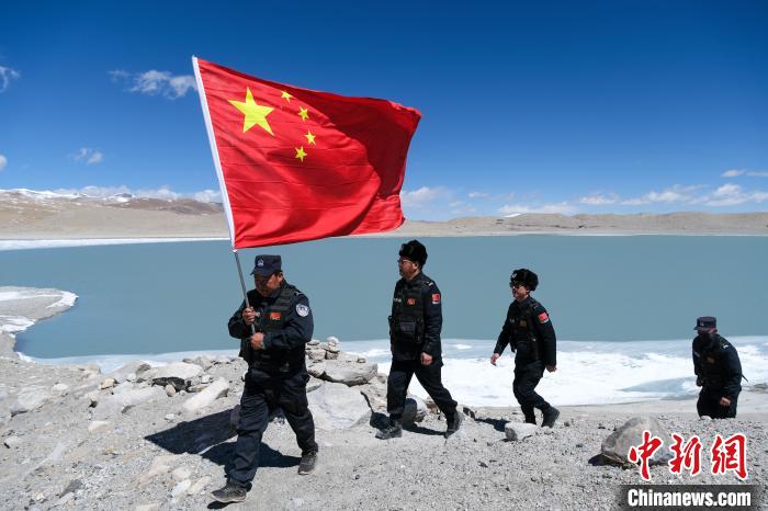 4月5日，普瑪江塘邊境派出所民輔警進行邊境巡邏?！〗w波 攝