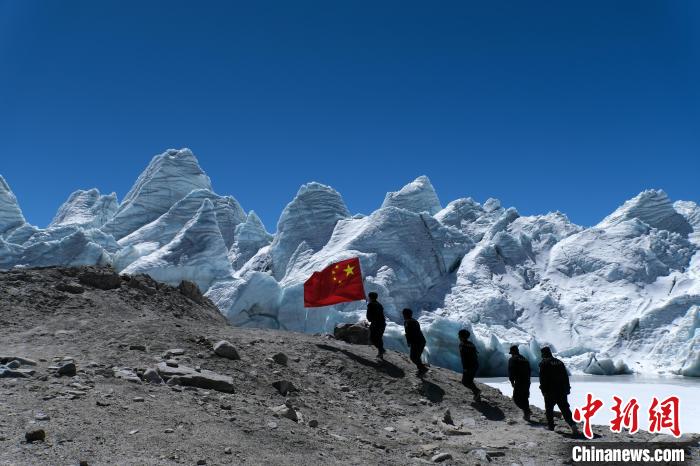 4月5日，普瑪江塘邊境派出所民輔警巡邏至四零冰川附近?！〗w波 攝
