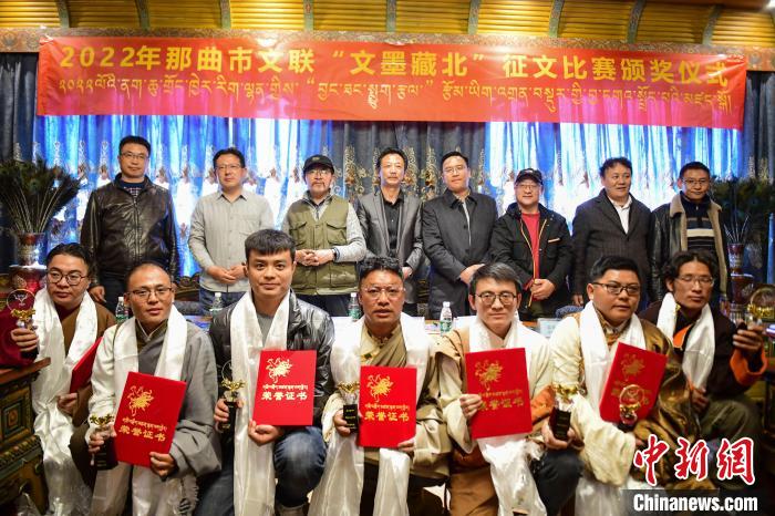 圖為獲獎人員合影留念。　貢嘎來松 攝