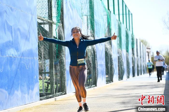 圖為5公里歡樂跑現(xiàn)場。　貢嘎來松 攝