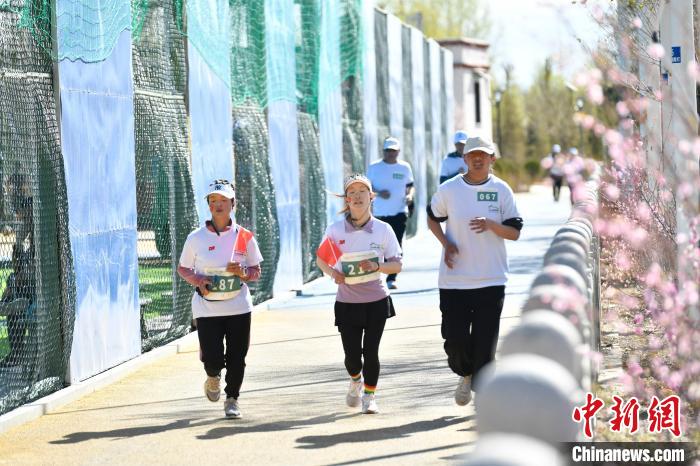 圖為5公里歡樂跑現(xiàn)場?！∝暩聛硭?攝