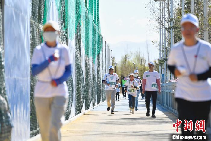 圖為5公里歡樂跑現(xiàn)場?！∝暩聛硭?攝