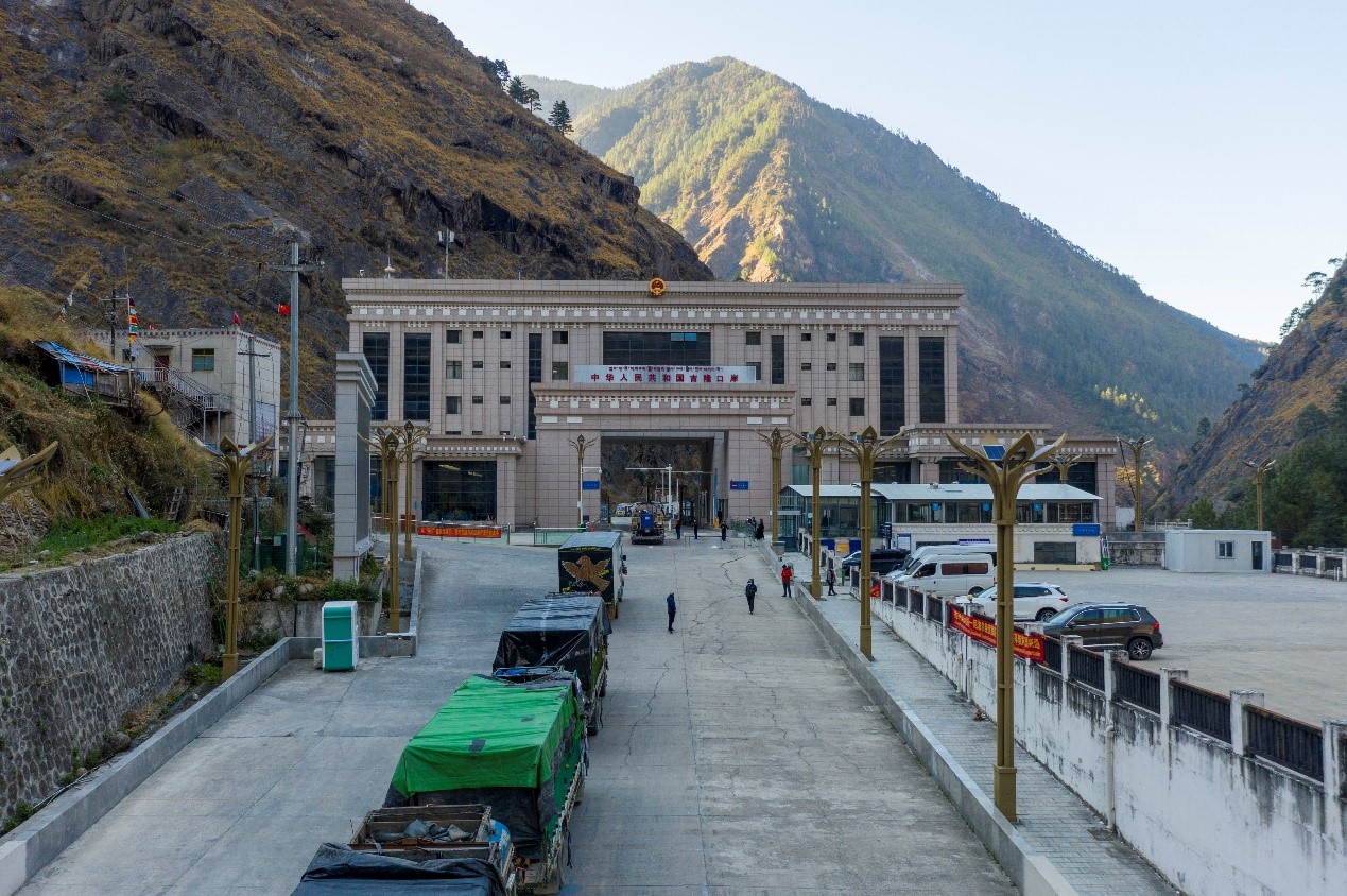 吉隆口岸正在等待出境的車輛。人民網(wǎng)記者 唐宋攝