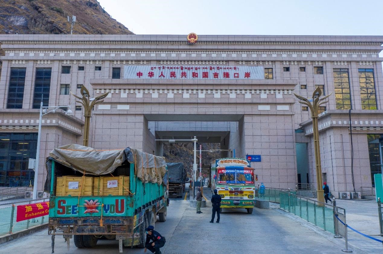 吉隆口岸移民管理警察正在檢查出入境車輛。人民網(wǎng)記者 唐宋攝