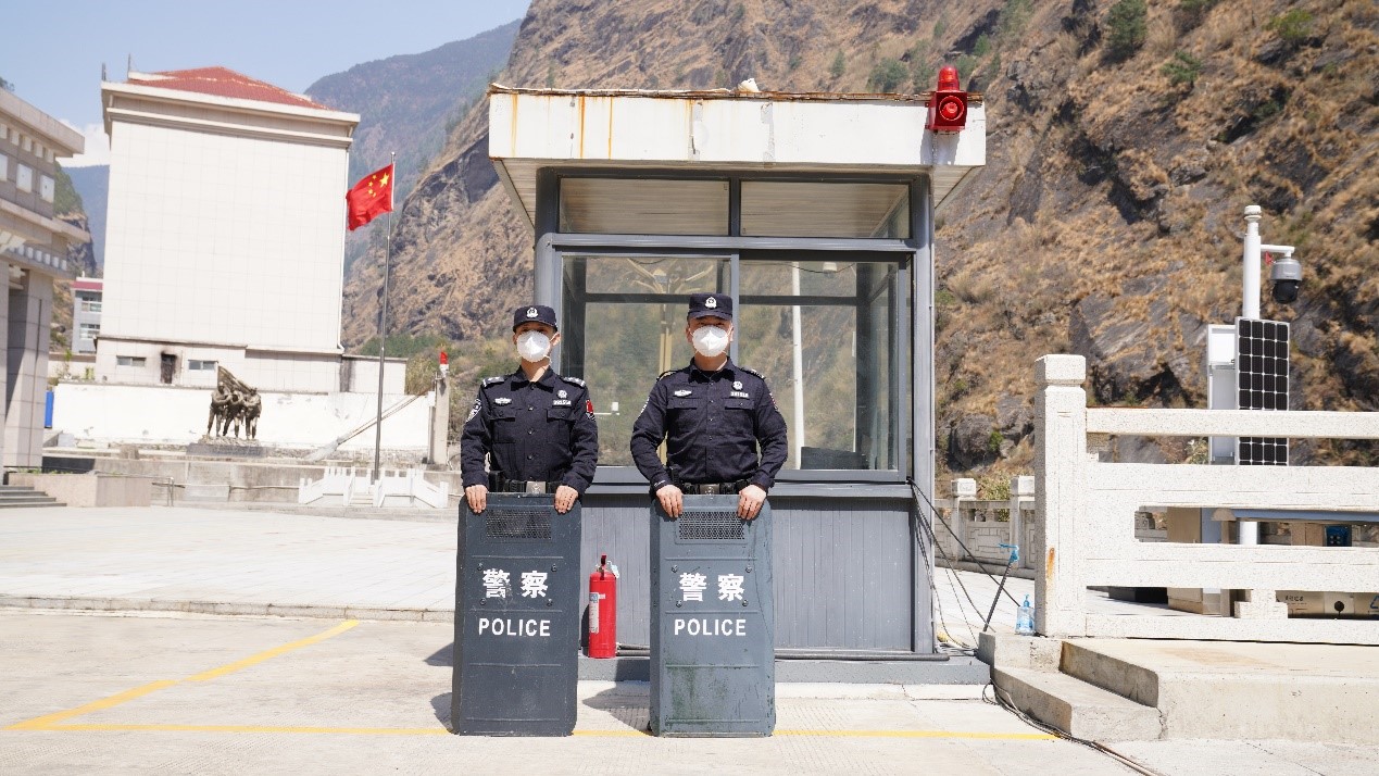 吉隆口岸移民管理警察正在執(zhí)勤。人民網(wǎng)記者 唐宋攝