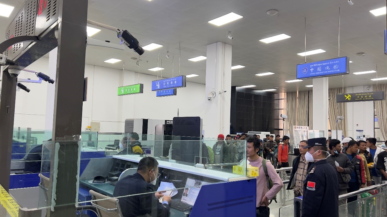 吉隆口岸移民管理警察正在查驗護(hù)照。人民網(wǎng)記者 唐宋攝