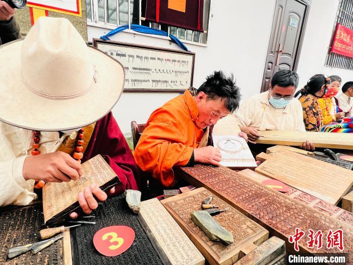 圖為2022年，聶榮縣當(dāng)木江鄉(xiāng)“鄉(xiāng)村振興那曲奮進(jìn)”活動(dòng)雕刻比賽現(xiàn)場(chǎng)。資料圖 那曲市“鄉(xiāng)村振興 那曲奮進(jìn)”活動(dòng)辦供圖