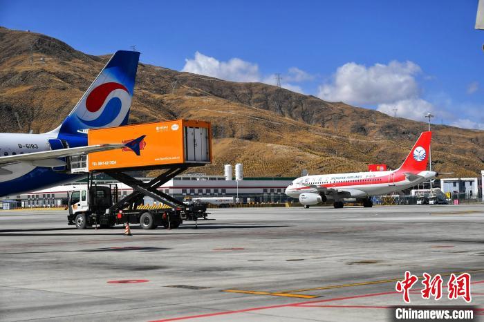 圖為藍(lán)天下的高原機(jī)場(chǎng)?！≈芎?攝