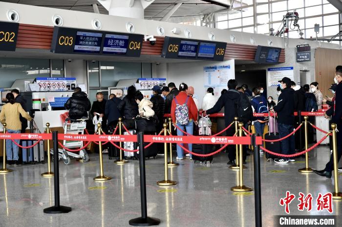 圖為旅客辦理登機(jī)手續(xù)?！≈芎?攝