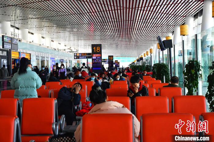 圖為旅客在機(jī)場(chǎng)候機(jī)室等待登機(jī)?！≈芎?攝