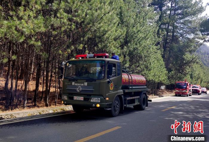 林芝市森林消防支隊米林中隊在米林縣一帶開展灑水增濕作業(yè)。　趙健宇 攝