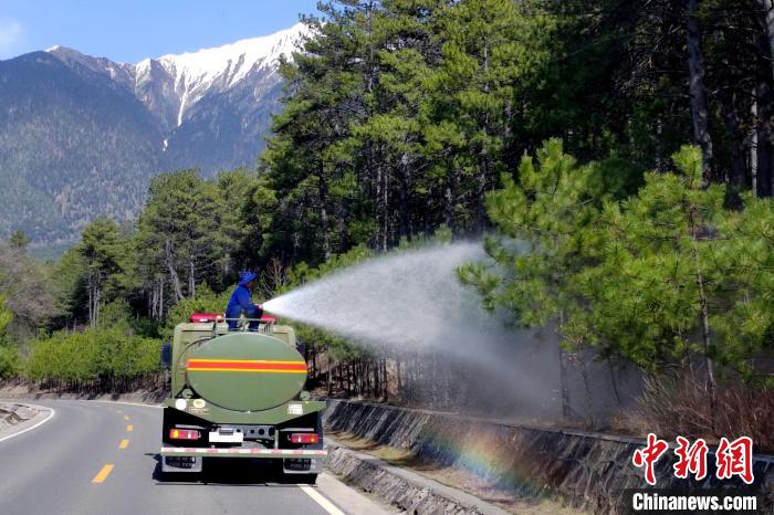 林芝市森林消防支隊米林中隊在米林縣一帶開展灑水增濕作業(yè)?！≮w健宇 攝