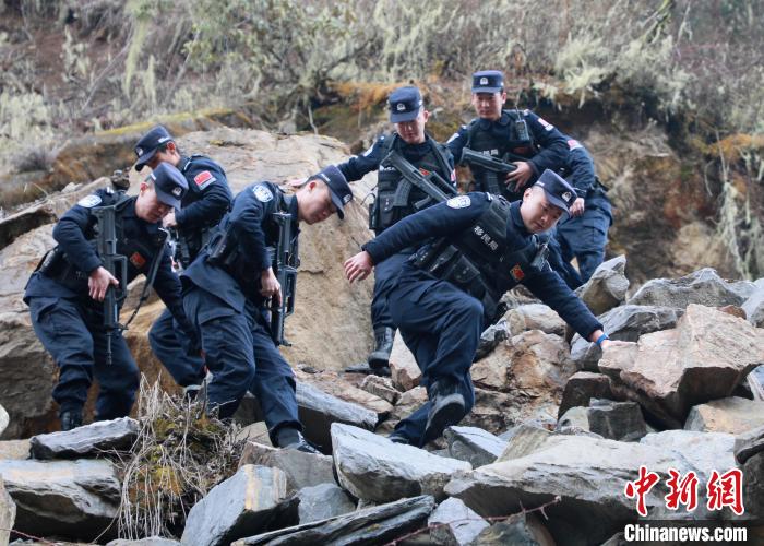 山南邊境管理支隊玉麥邊境派出所民警在邊境巡邏途中穿過亂石區(qū)?！∴嶇?攝