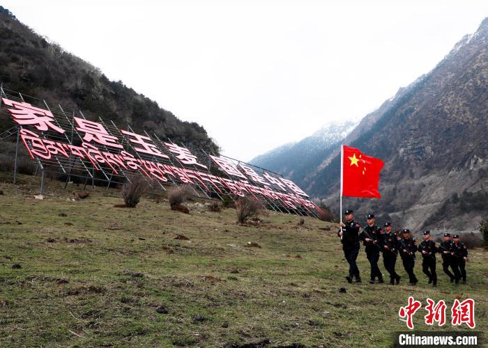 山南邊境管理支隊玉麥邊境派出所民警在轄區(qū)開展巡邏?！∴嶇?攝