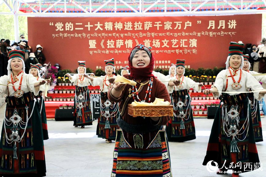 女子群舞《拉拉脫貧之路》。人民網(wǎng) 次仁羅布攝