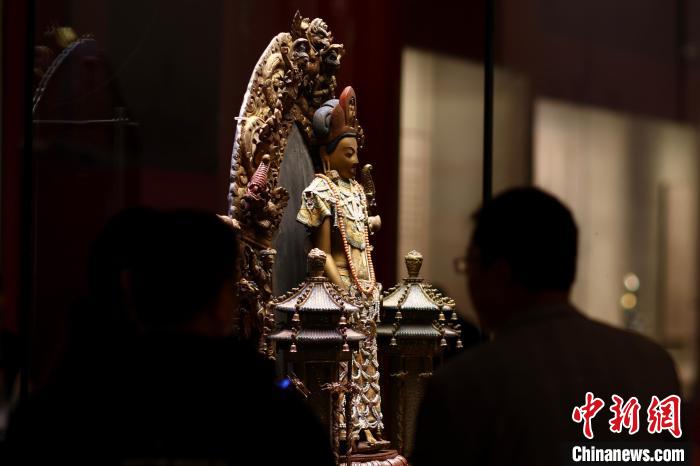 展廳現(xiàn)場(chǎng)的檀香木觀音菩薩像(故宮博物院藏 雨花閣陳設(shè)) 盛佳鵬 攝