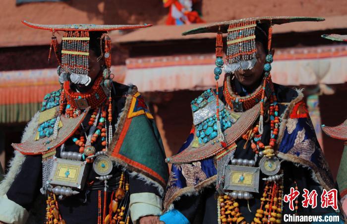 圖為參展攝影師拍攝的西藏阿里普蘭飛天服飾?！≈鬓k方 供圖