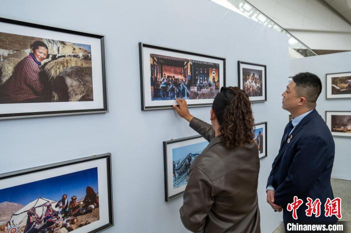 攝影師介紹自己的照片。　江飛波 攝