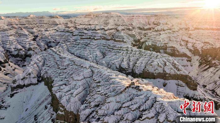 圖為參展攝影師拍攝的西藏阿里札達(dá)土林雪后風(fēng)光。　主辦方 供圖