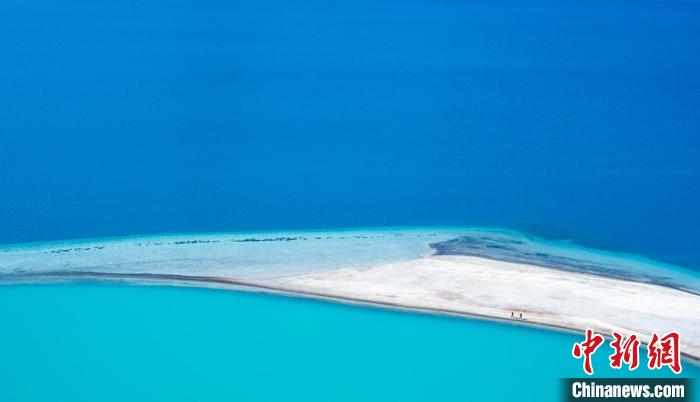 圖為山南羊卓雍錯?！『闻罾?攝