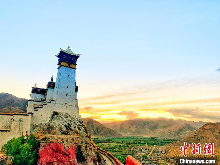 圖為西藏第一座宮殿——山南雍布拉康?！埼?攝