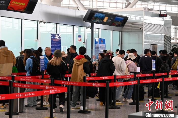 圖為“五一”期間，拉薩貢嘎機(jī)場旅客密集出行。　扎西頓珠 攝