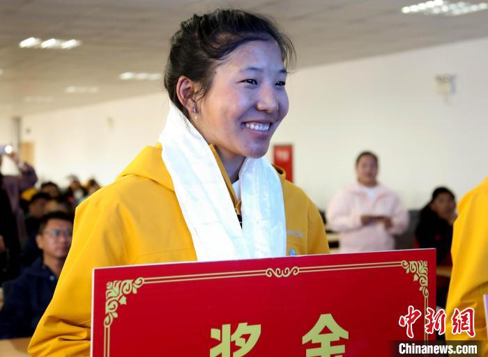 玉珍拉姆上臺(tái)領(lǐng)獎(jiǎng)?！∝暣_ 攝