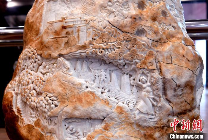 圖為5月16日，展覽中的漢白玉雕作品《猴子變?nèi)恕贰！±盍?攝