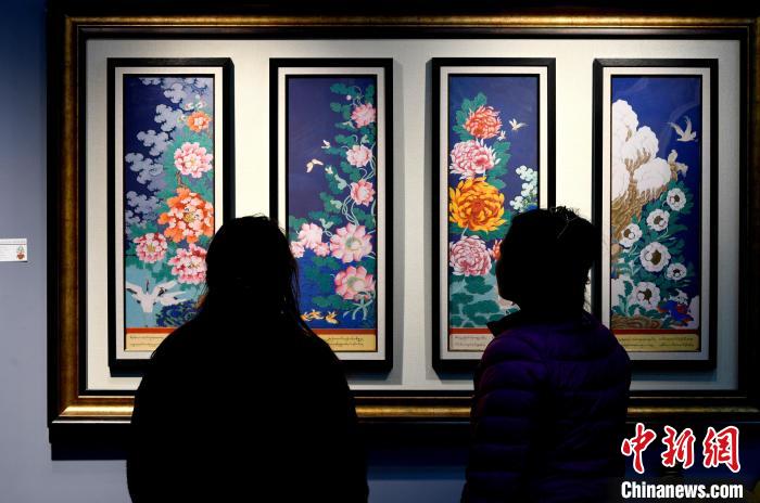 圖為5月16日，觀眾正在欣賞展覽中的新創(chuàng)唐卡作品?！±盍?攝