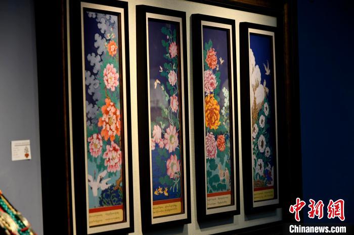 圖為5月16日，展覽中新創(chuàng)唐卡作品《四季花》。　李林 攝