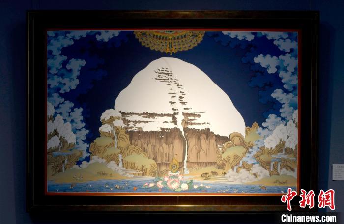 圖為5月16日，展覽中新創(chuàng)唐卡作品《岡底斯山》。　李林 攝