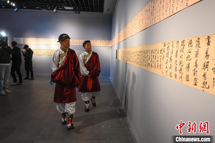 圖為學(xué)生參觀黃庭堅(jiān)書法文獻(xiàn)展?！≮w朗 攝