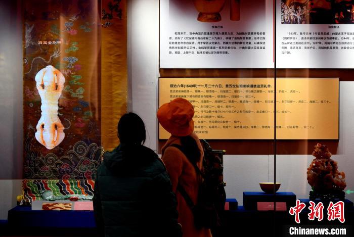 圖為5月18日，觀眾正在欣賞展覽?！±盍?攝